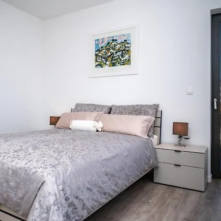 Luxury With Heated Pool 트로기르