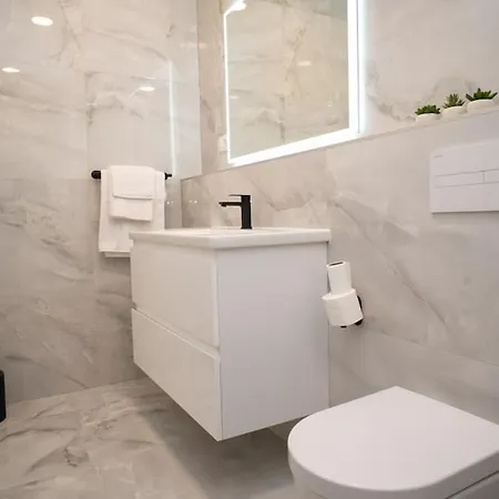 Luxury With Heated Pool * 트로기르