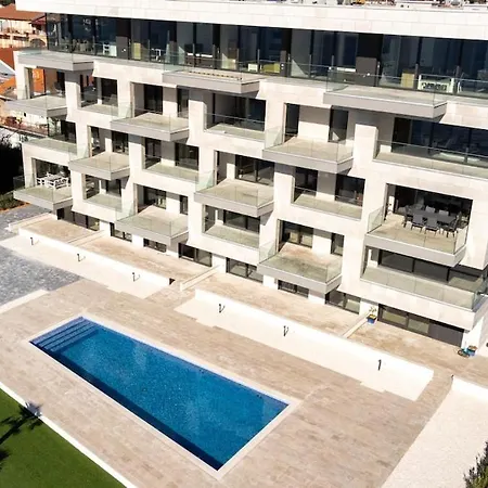 Luxury With Heated Pool 트로기르