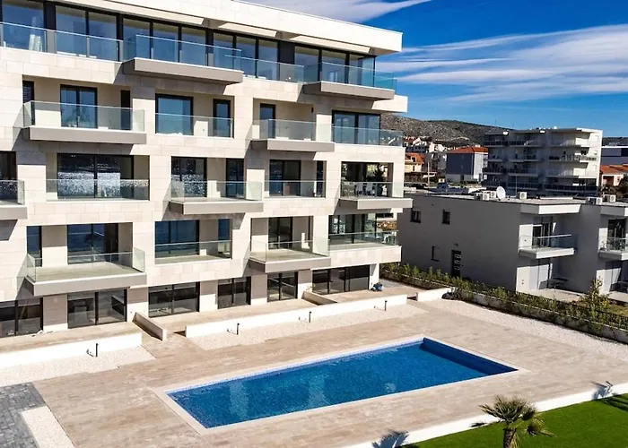 Luxury With Heated Pool *