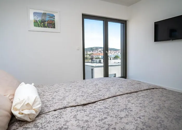 Luxury With Heated Pool Daire Trogir