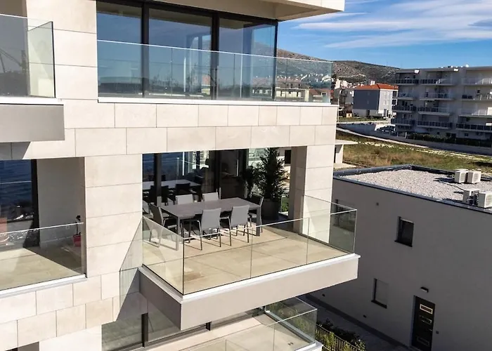 Luxury With Heated Pool Daire Trogir