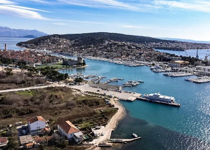 Luxury With Heated Pool Daire Trogir